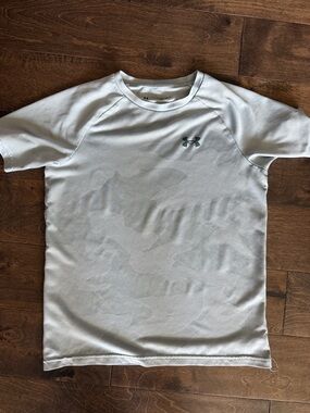 YLG Under Armour Short-Sleeve Performance -Loose fit
